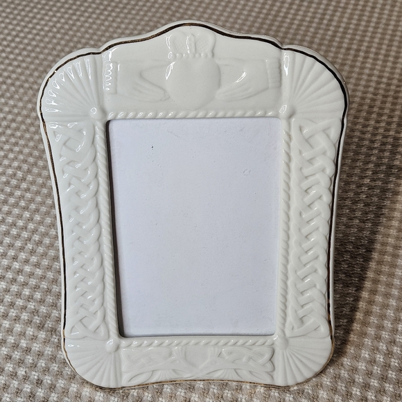 Belleek Ireland Claddagh Symbol Celtic Knot Parian China Table Top Photo Frame - Picture 1 of 13